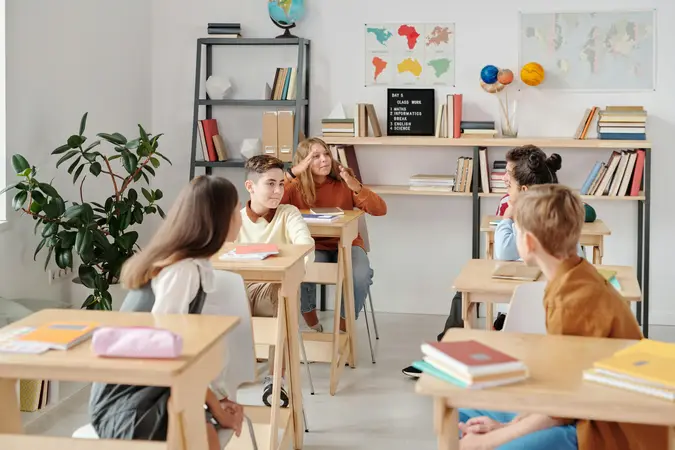 Žiak pri učení anglickej gramatiky — zošit s vzorcami a notebook