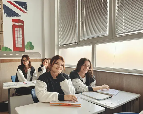 Dieťa pri učení angličtiny — knihy, slovníček a notebook na stole