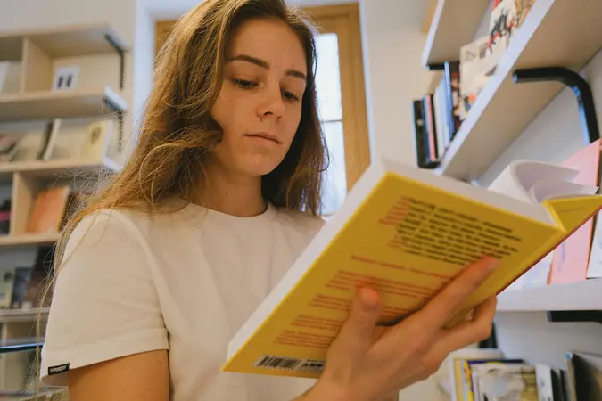 Žiak pri písaní slohovej práce — pero, papier, myšlienky