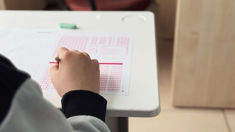 Deviatak píše test v lavici počas Testovania 9